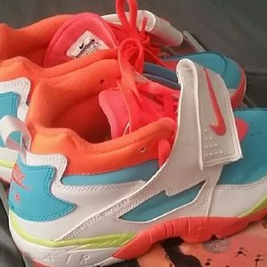 Nike Diamond Turf II Sz 5Y